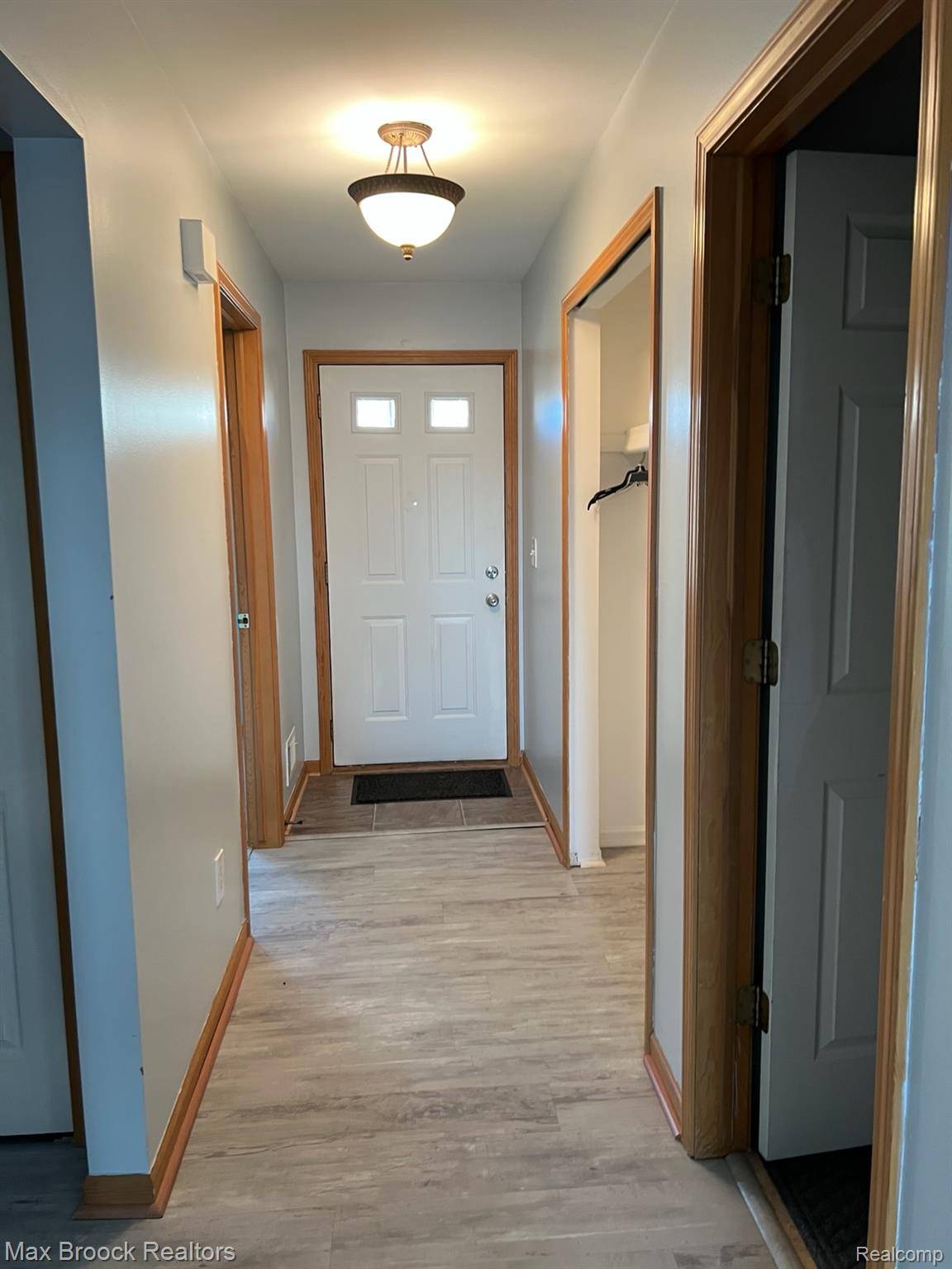 4062 Heatherwood CT, Warren, MI 48092