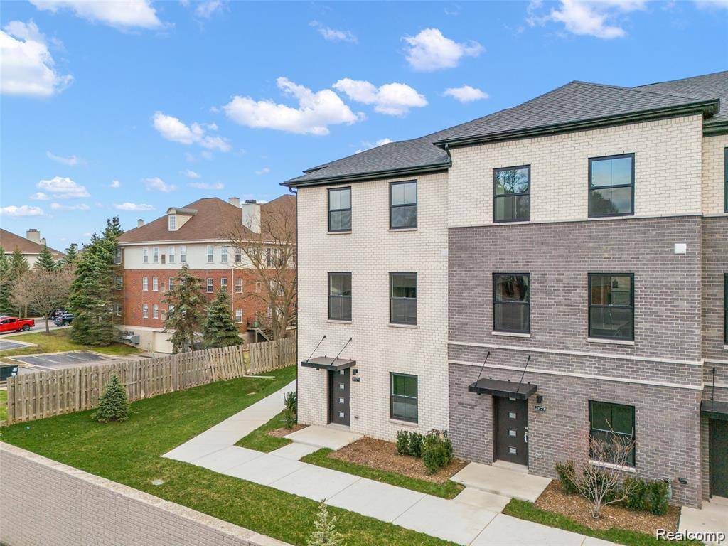 2829 Summers PL, Troy, MI 48084