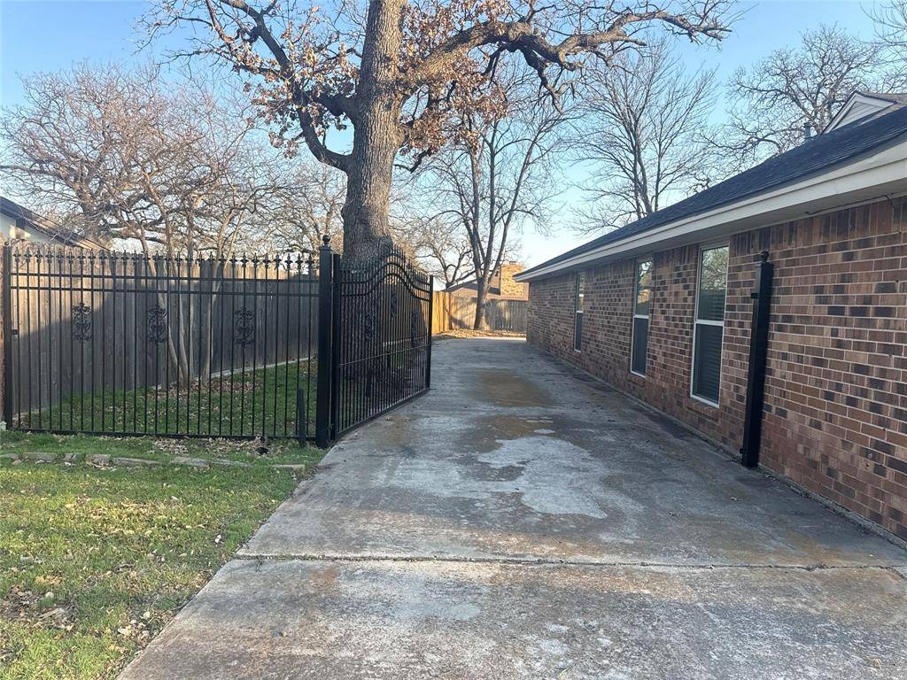 2109 Oakmeadow Street, Bedford, TX 76021