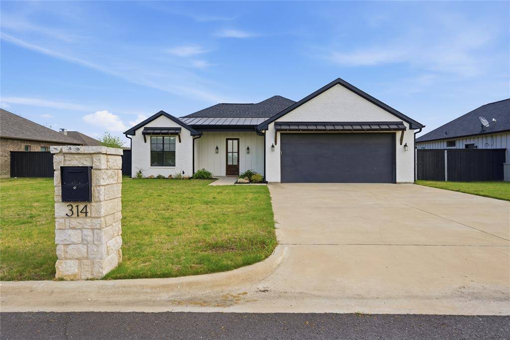 314 W James Street, Mabank, TX 75147