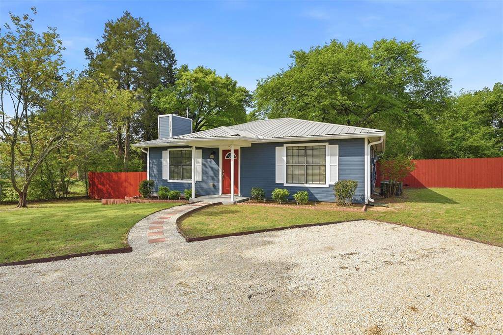 108 San Chez Drive, Lake Kiowa, TX 76240