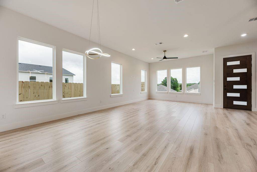 6038 Plum Dale Road, Dallas, TX 75241