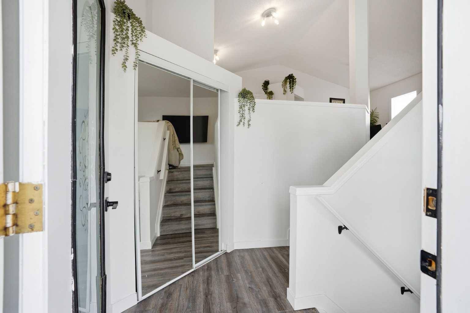 113 Mt Lorette PL SE, Calgary, AB T2Z 2M1