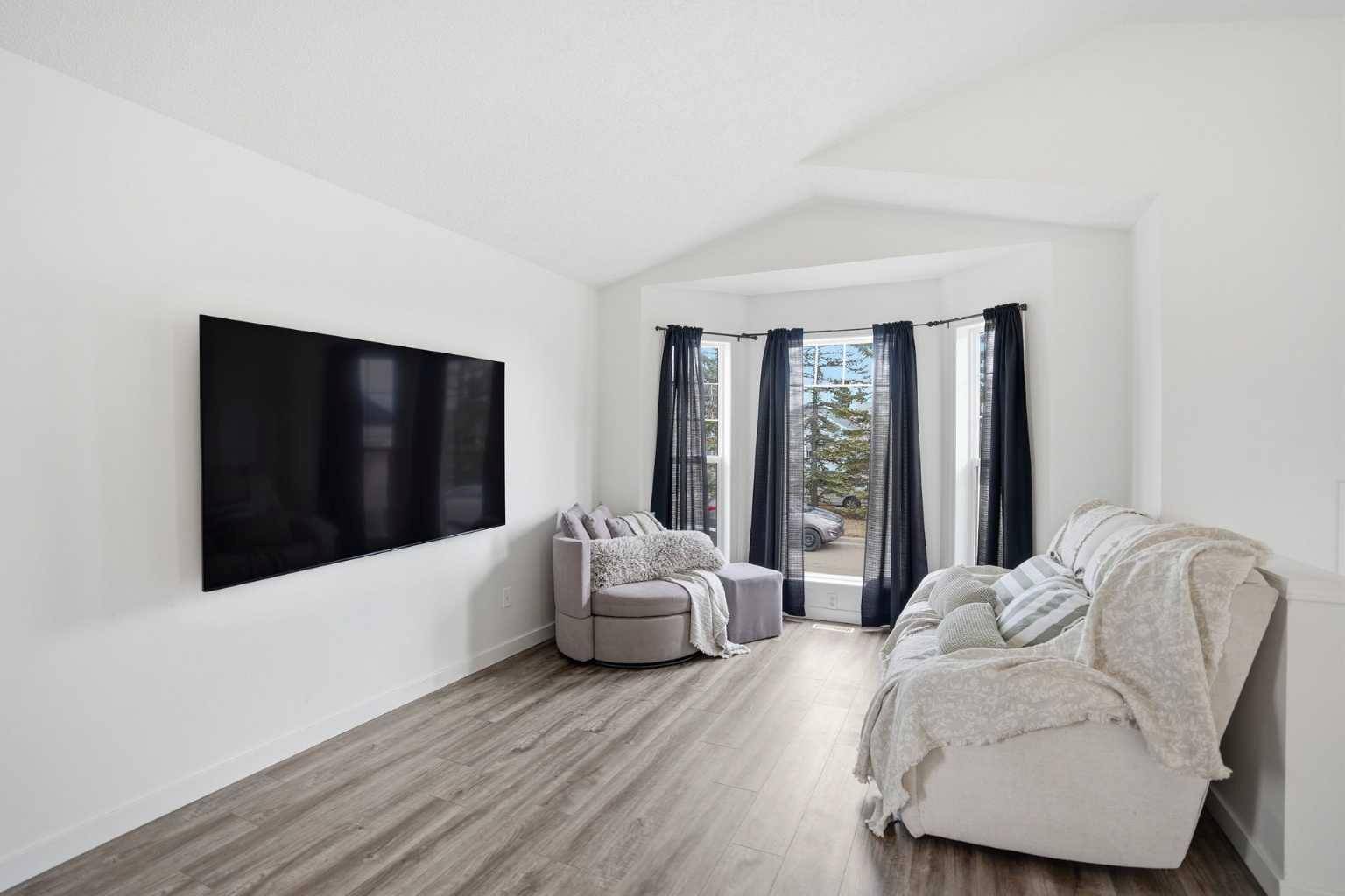 113 Mt Lorette PL SE, Calgary, AB T2Z 2M1