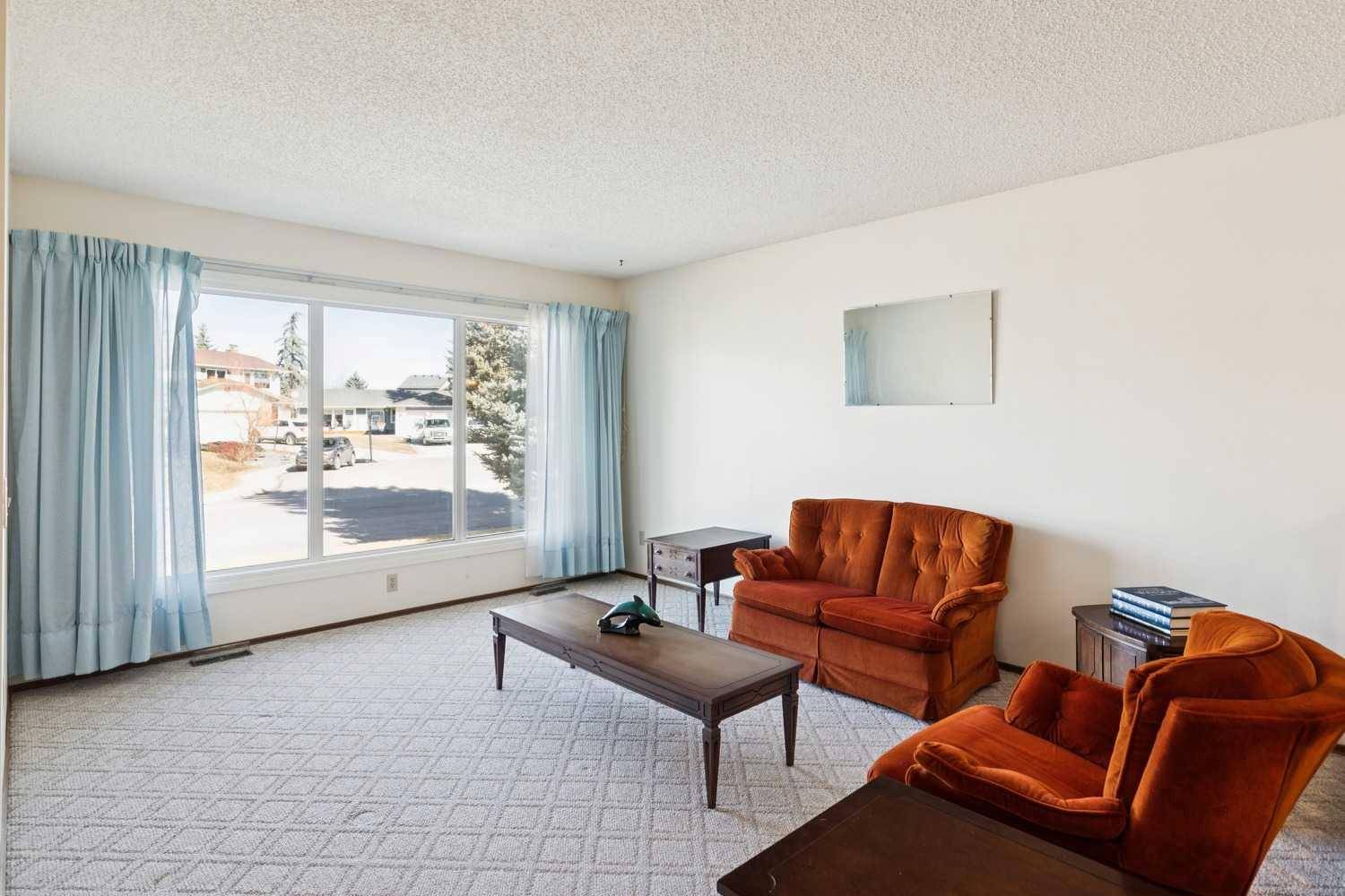 2627 126 AVE SW, Calgary, AB T2W 3V5