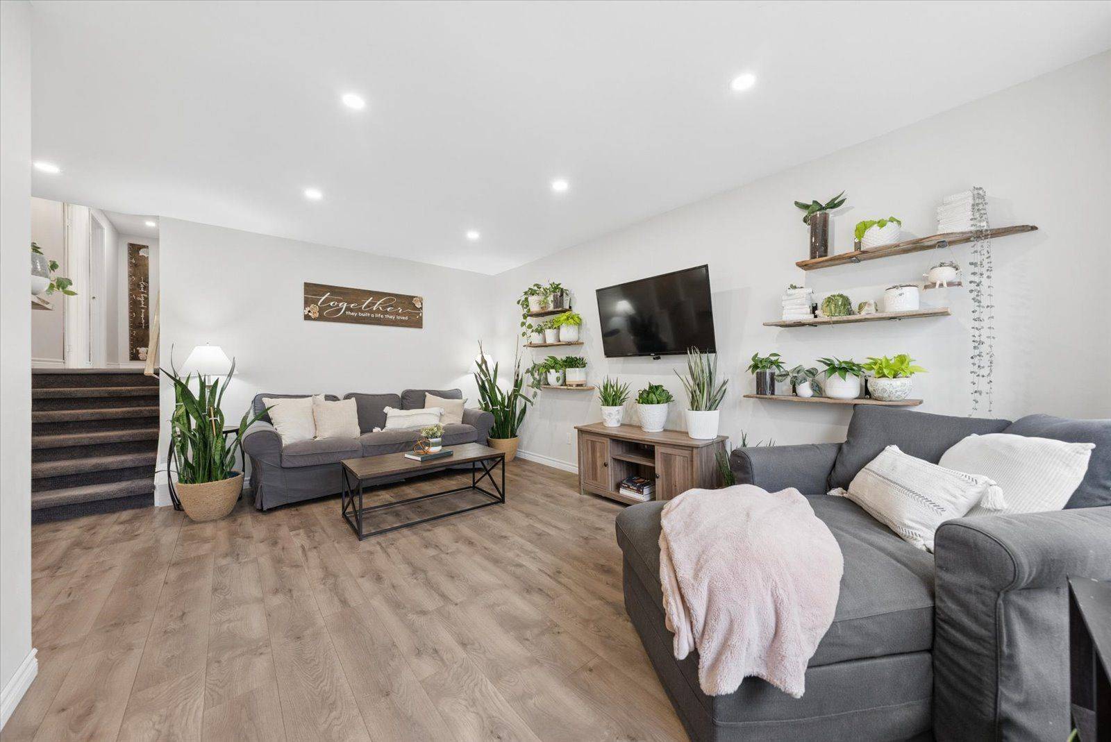 43 Ormond DR, Oshawa, ON L1G 7E3