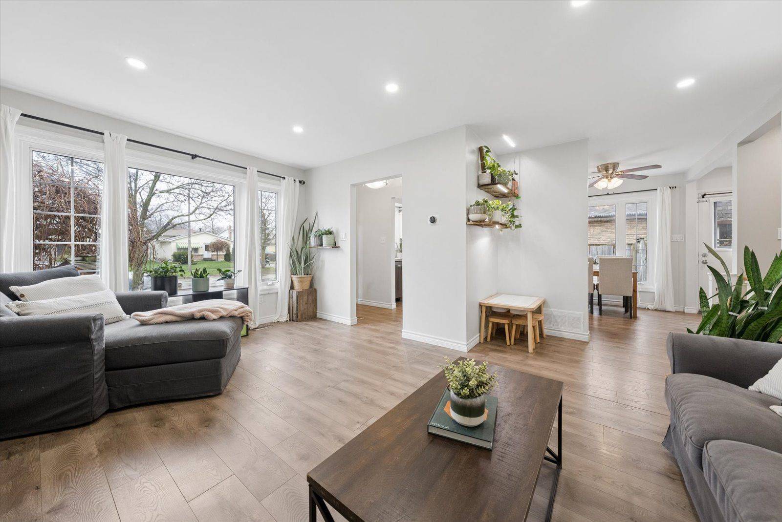 43 Ormond DR, Oshawa, ON L1G 7E3