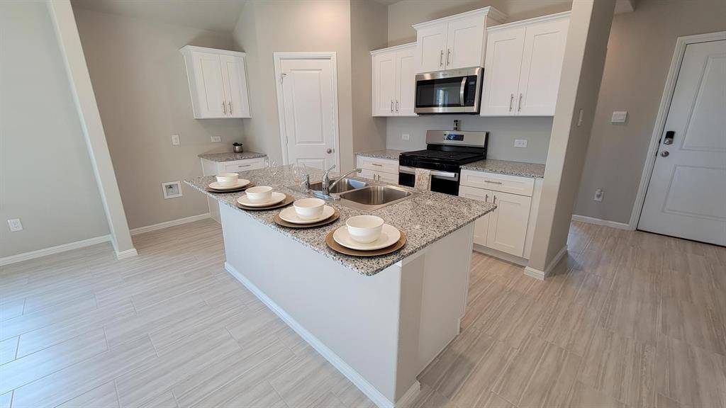 9429 MINT HILL Drive, Fort Worth, TX 76108