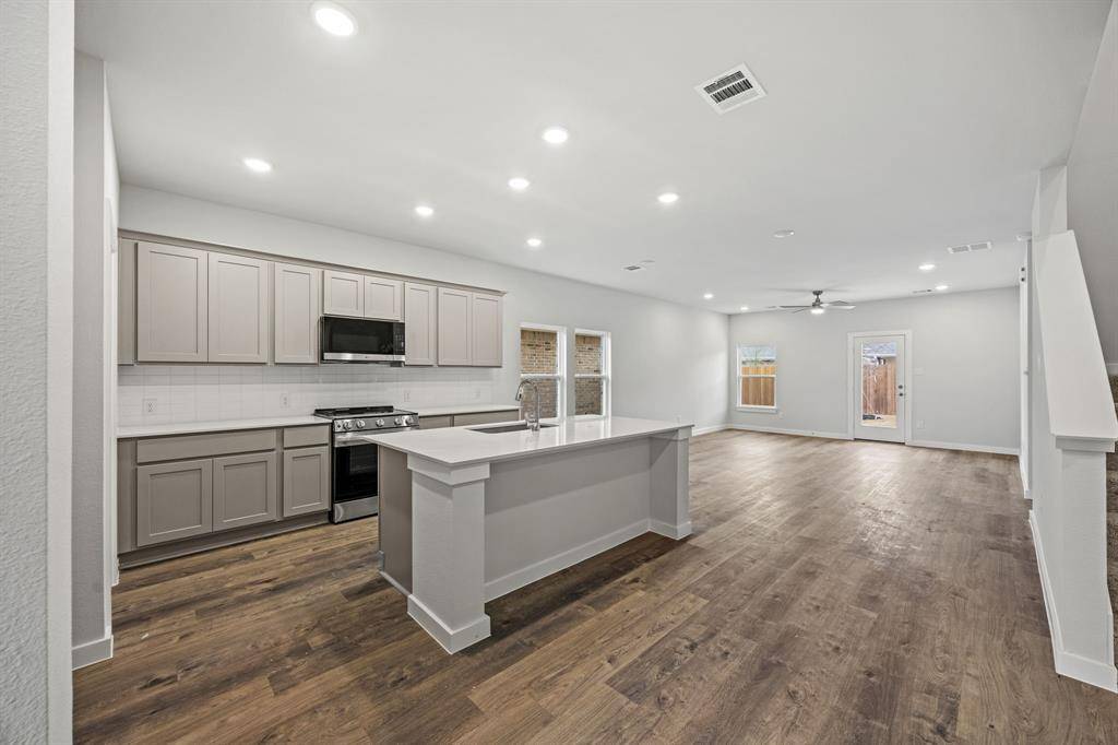 329 Amberville Drive, Red Oak, TX 75154