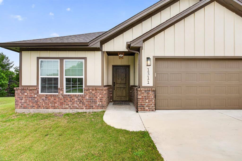 1311 E Apache Trail, Granbury, TX 76048