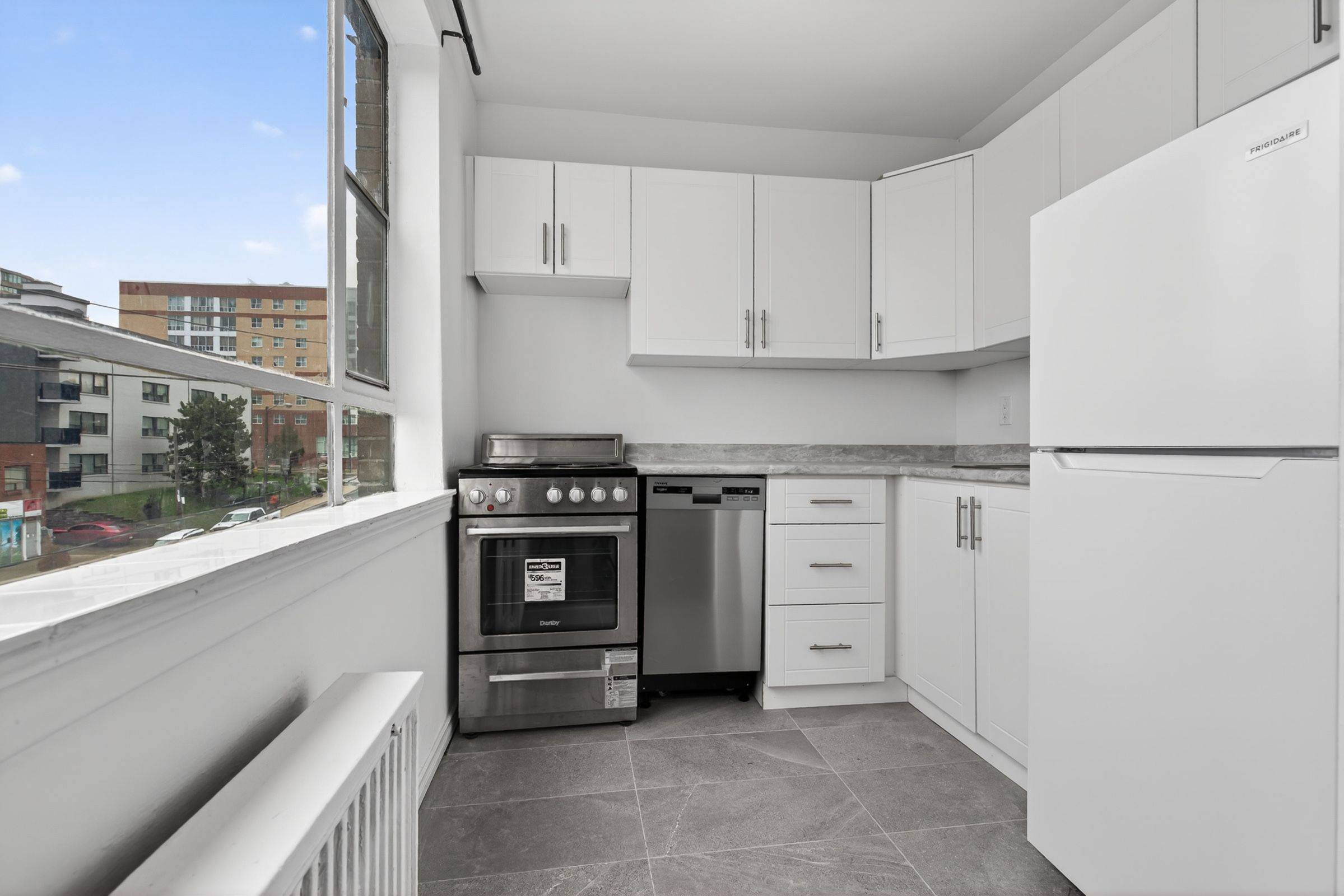 2515 Eglinton AVE W #302, Toronto W03, ON M6M 1T2