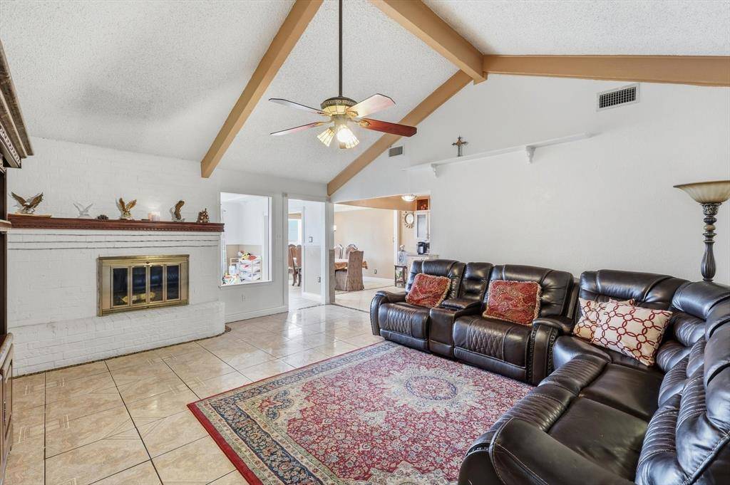 433 Overcrest Drive, Benbrook, TX 76126