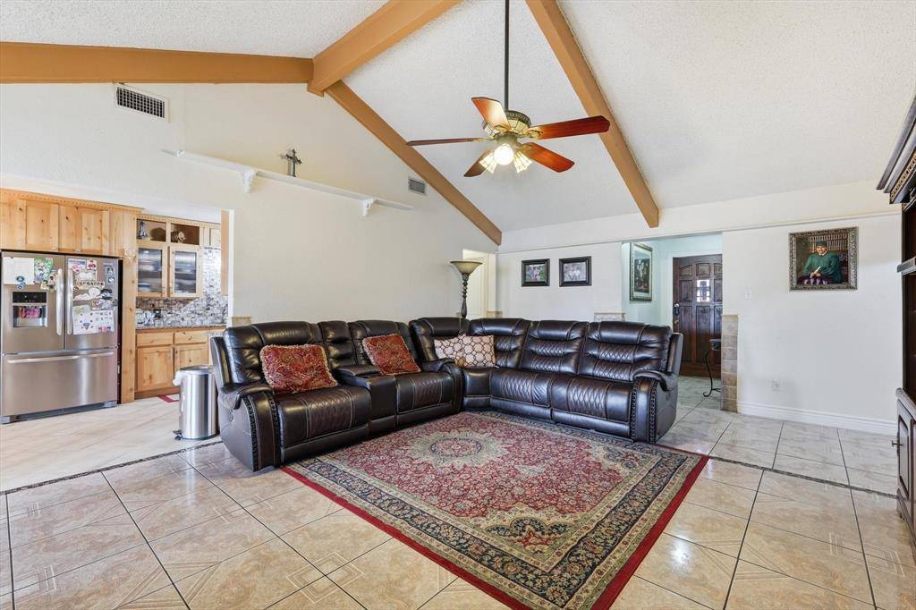 433 Overcrest Drive, Benbrook, TX 76126