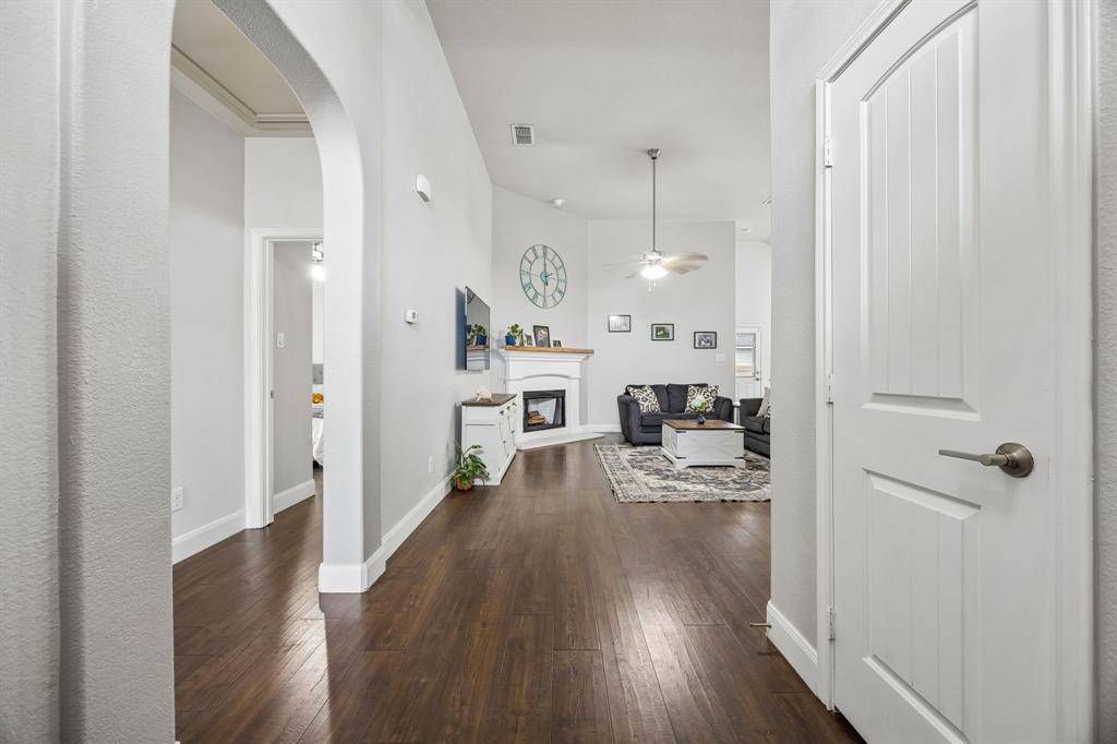 337 Delgany Trail, Fort Worth, TX 76052