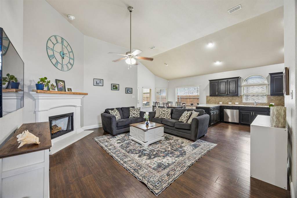 337 Delgany Trail, Fort Worth, TX 76052