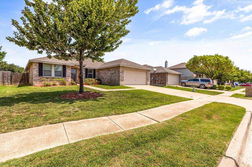 2136 Edgewood Drive, Grand Prairie, TX 75052
