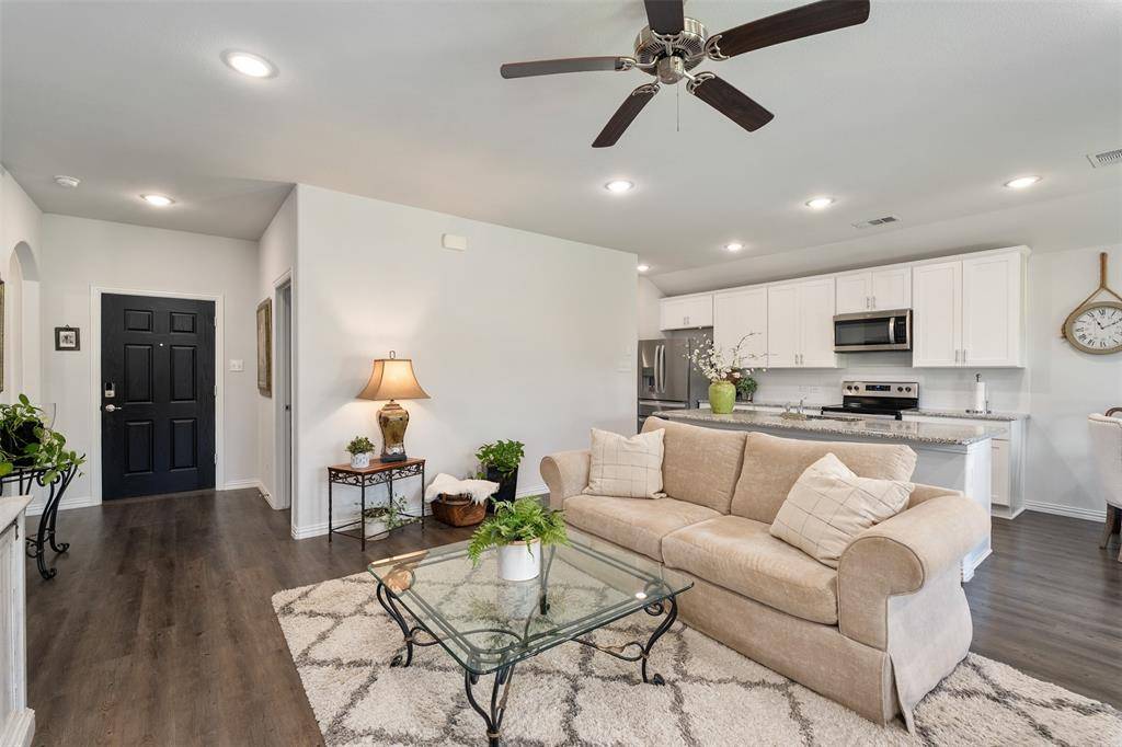 106 Willowbend Loop, Mabank, TX 75147