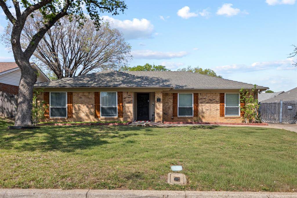2011 Bay Oaks Drive, Arlington, TX 76012