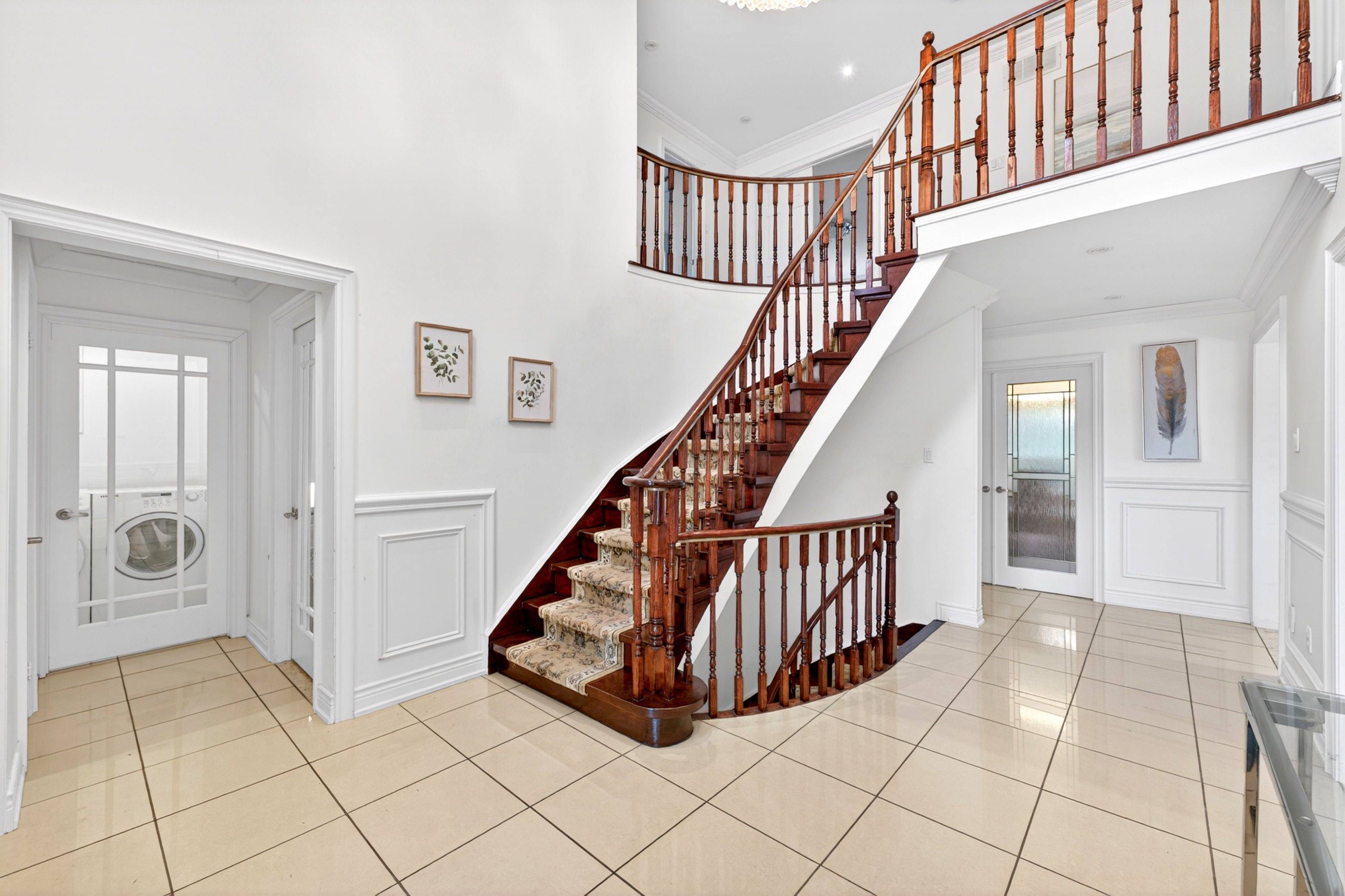 100 Bernard AVE, Richmond Hill, ON L4C 9Z5