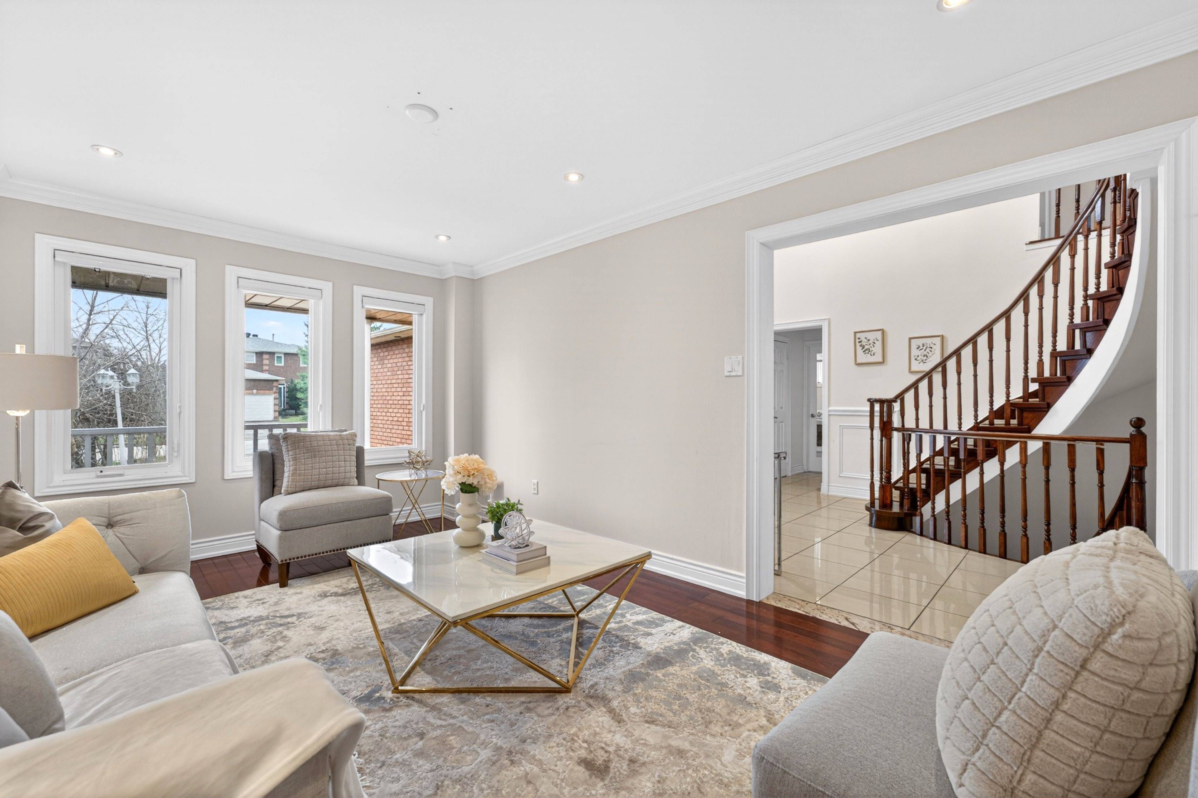 100 Bernard AVE, Richmond Hill, ON L4C 9Z5