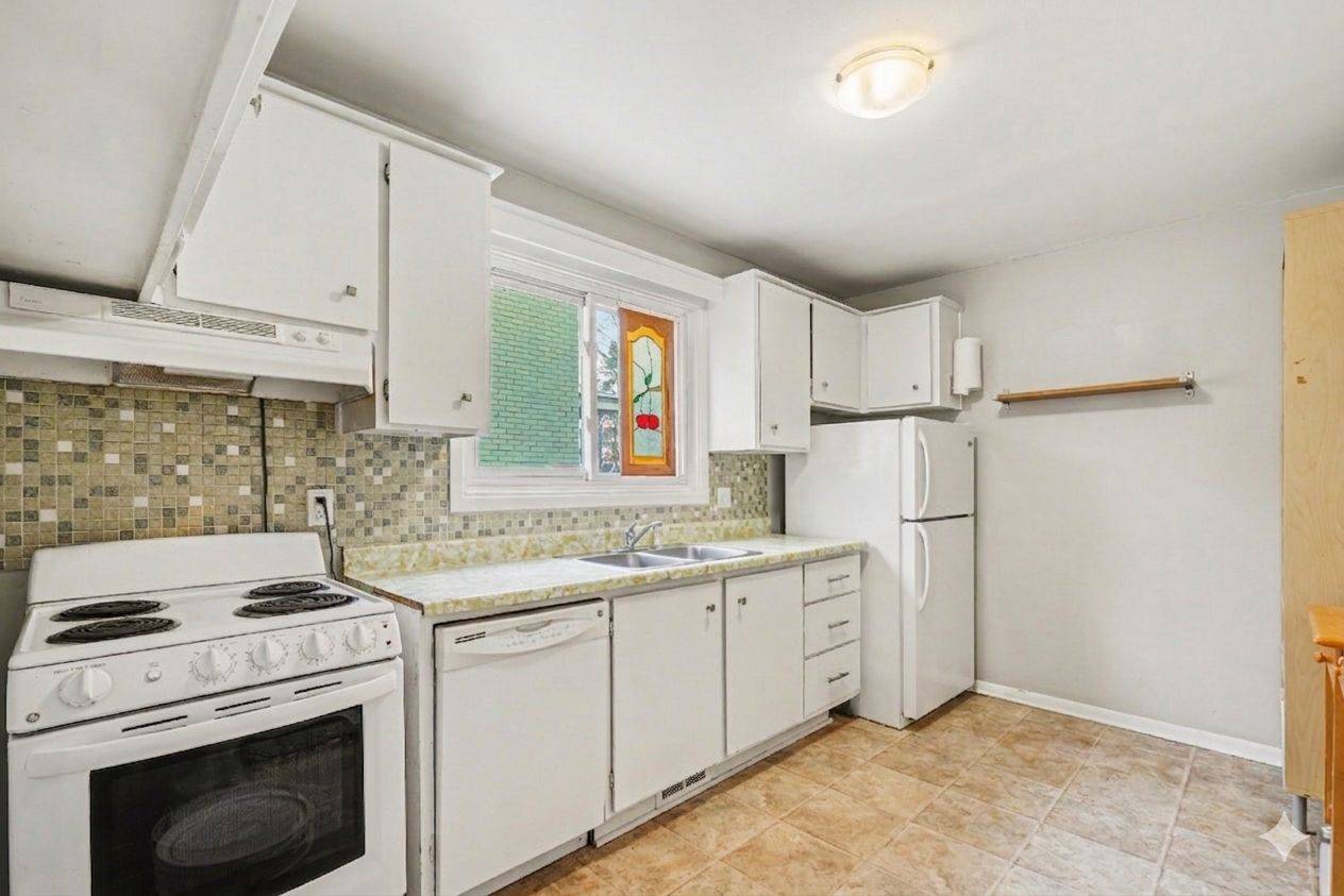 2636 Elmhurst ST, Britannia Heights - Queensway Terrace N And Area, ON K2B 7N6