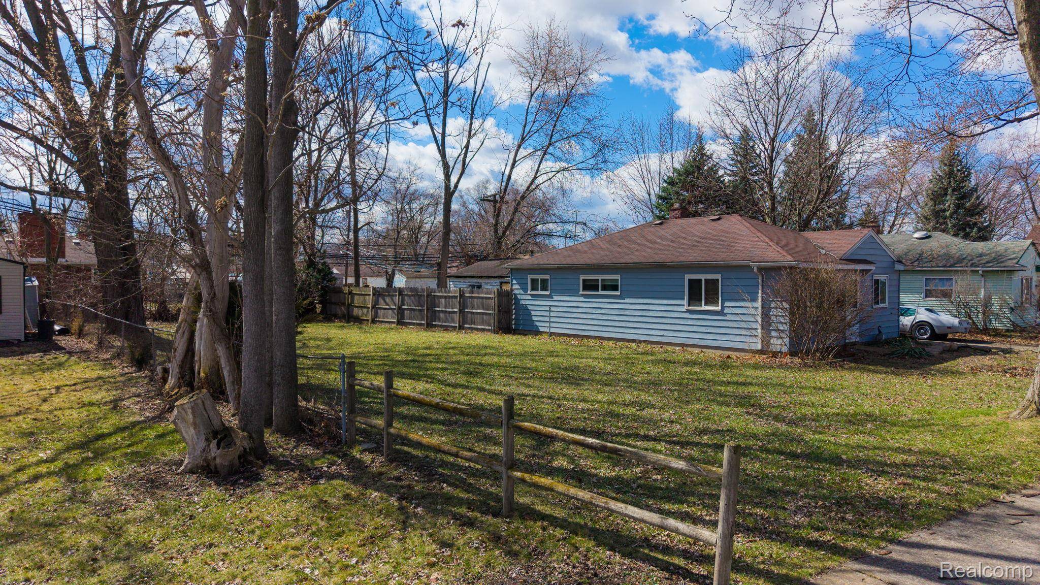 21913 Powers AVE, Dearborn Heights, MI 48125