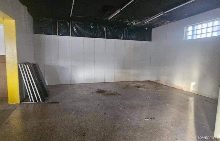 1902 Fenton RD, Flint, MI 48507