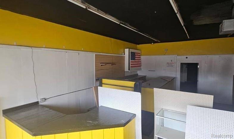 1902 Fenton RD, Flint, MI 48507