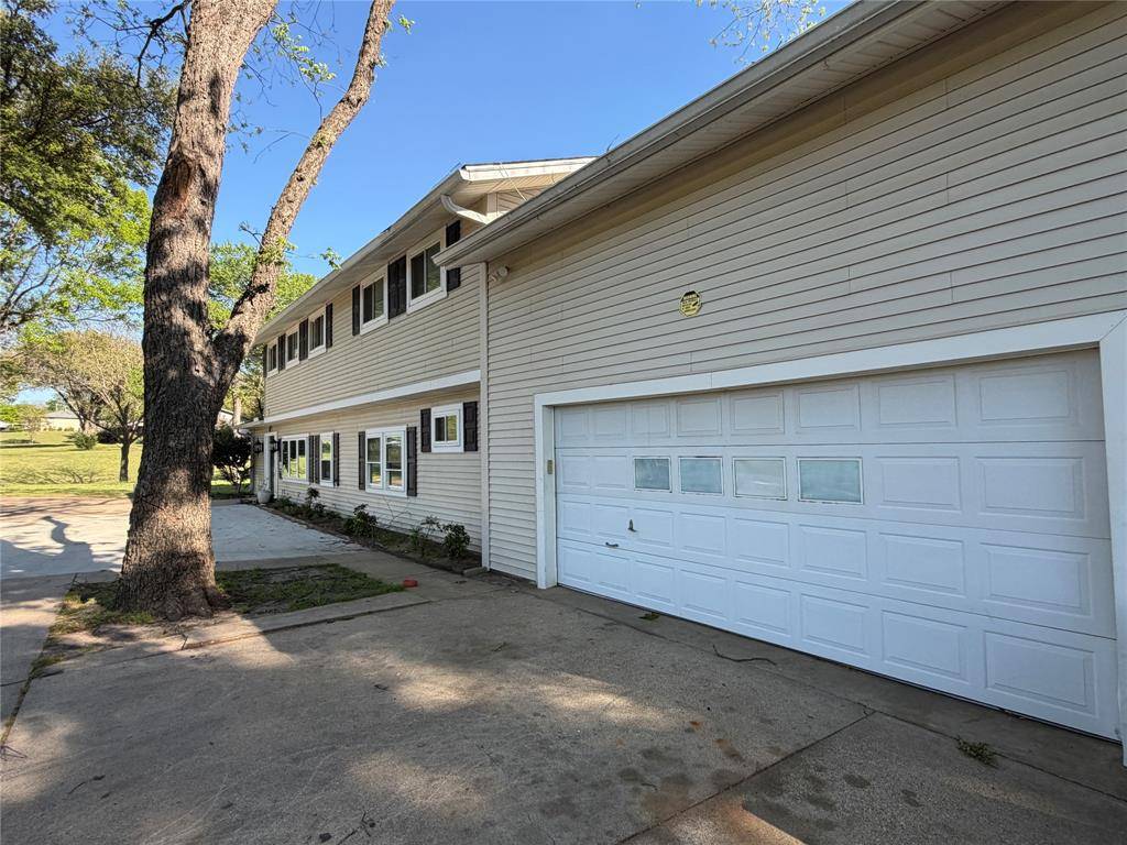 1009 Country Club Road, Ennis, TX 75119