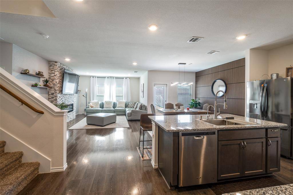 808 Fueller Drive, Aubrey, TX 76227