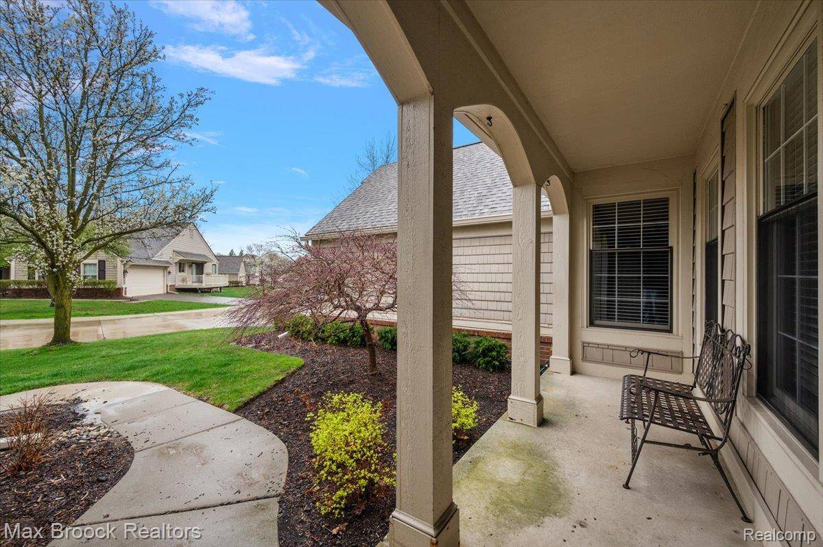 888 Tartan Trail, Bloomfield Hills, MI 48304