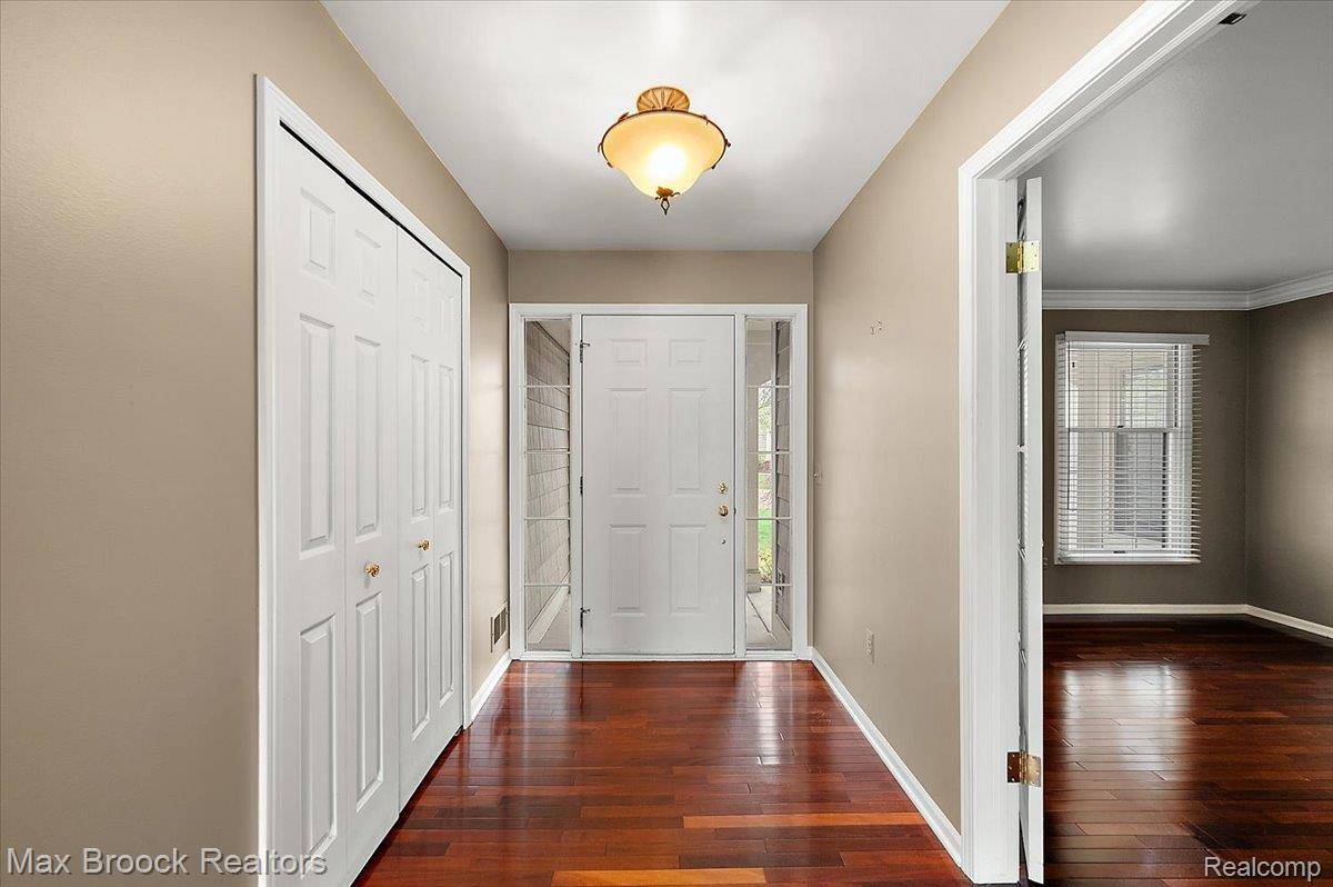 888 Tartan Trail, Bloomfield Hills, MI 48304