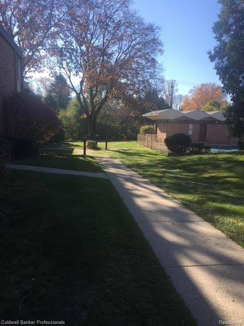 4043 W Maple RD #103, Bloomfield Charter Township, MI 48301