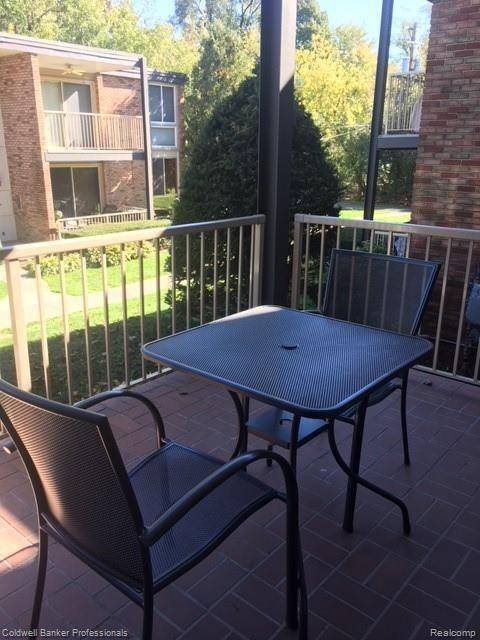 4043 W Maple RD #103, Bloomfield Charter Township, MI 48301