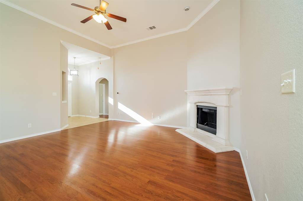 1104 Hearthstone Drive, Burleson, TX 76028