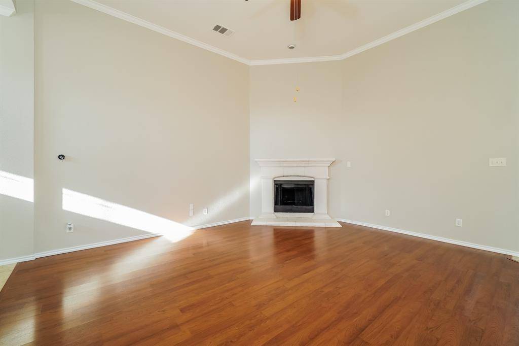 1104 Hearthstone Drive, Burleson, TX 76028