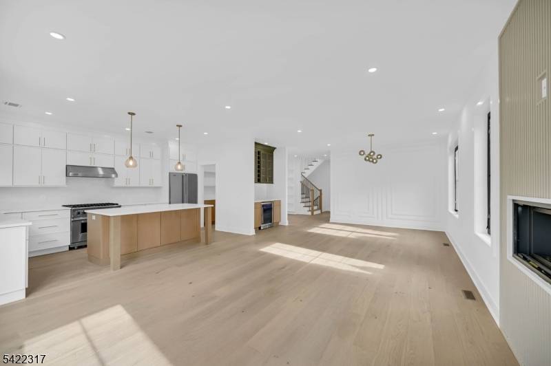 40 Girard Ave, Chatham Boro, NJ 07928