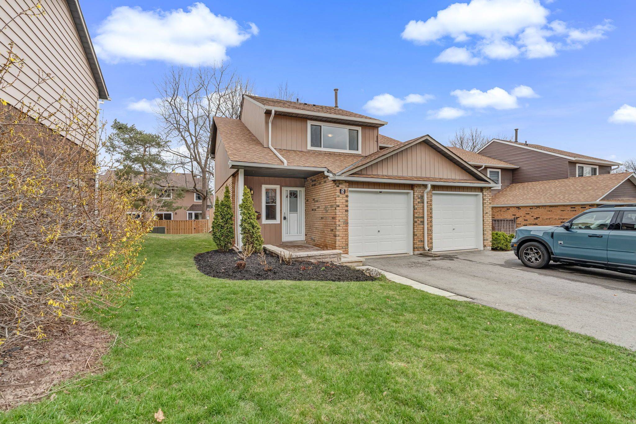 2185 Fairchild BLVD #5, Burlington, ON L7P 3P6