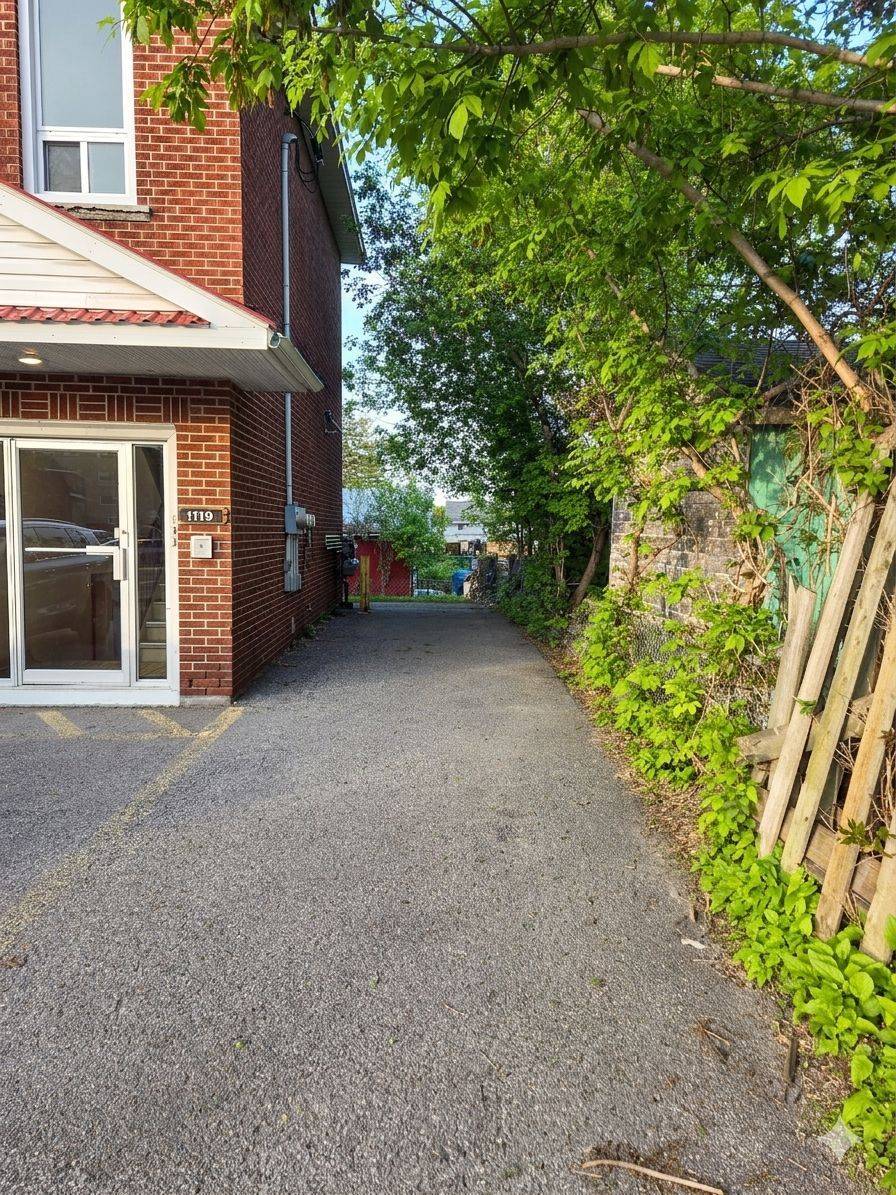 1119 Merivale RD, Carlington - Central Park, ON K1Z 6B1