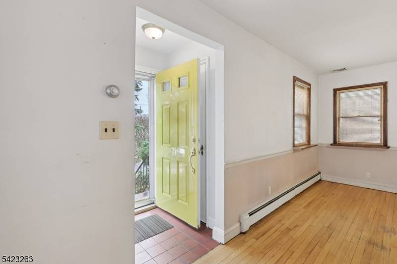 27 Jagoe St, Bergenfield Boro, NJ 07621