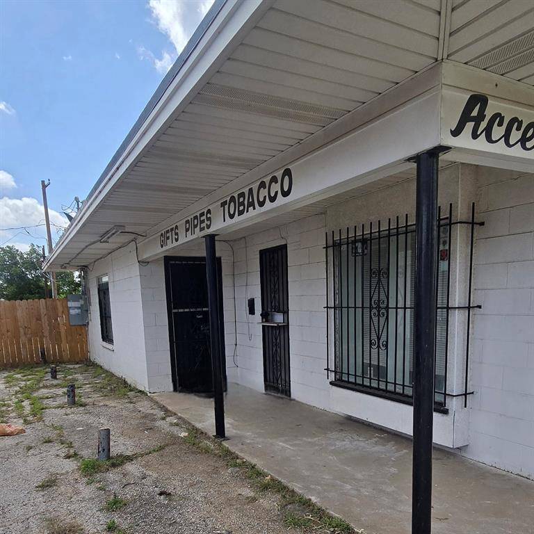 1325 S Riverside Drive, Fort Worth, TX 76104