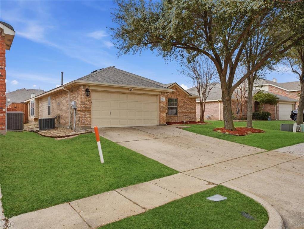 1039 Wood Brook Drive, Grand Prairie, TX 75052