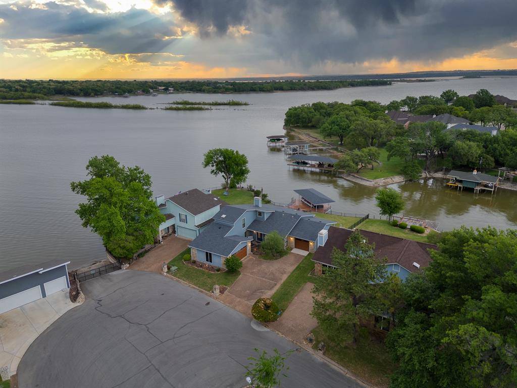 568 Harbor Circle, Azle, TX 76020