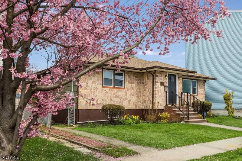 81 Burnett Ave, Maplewood Twp., NJ 07040