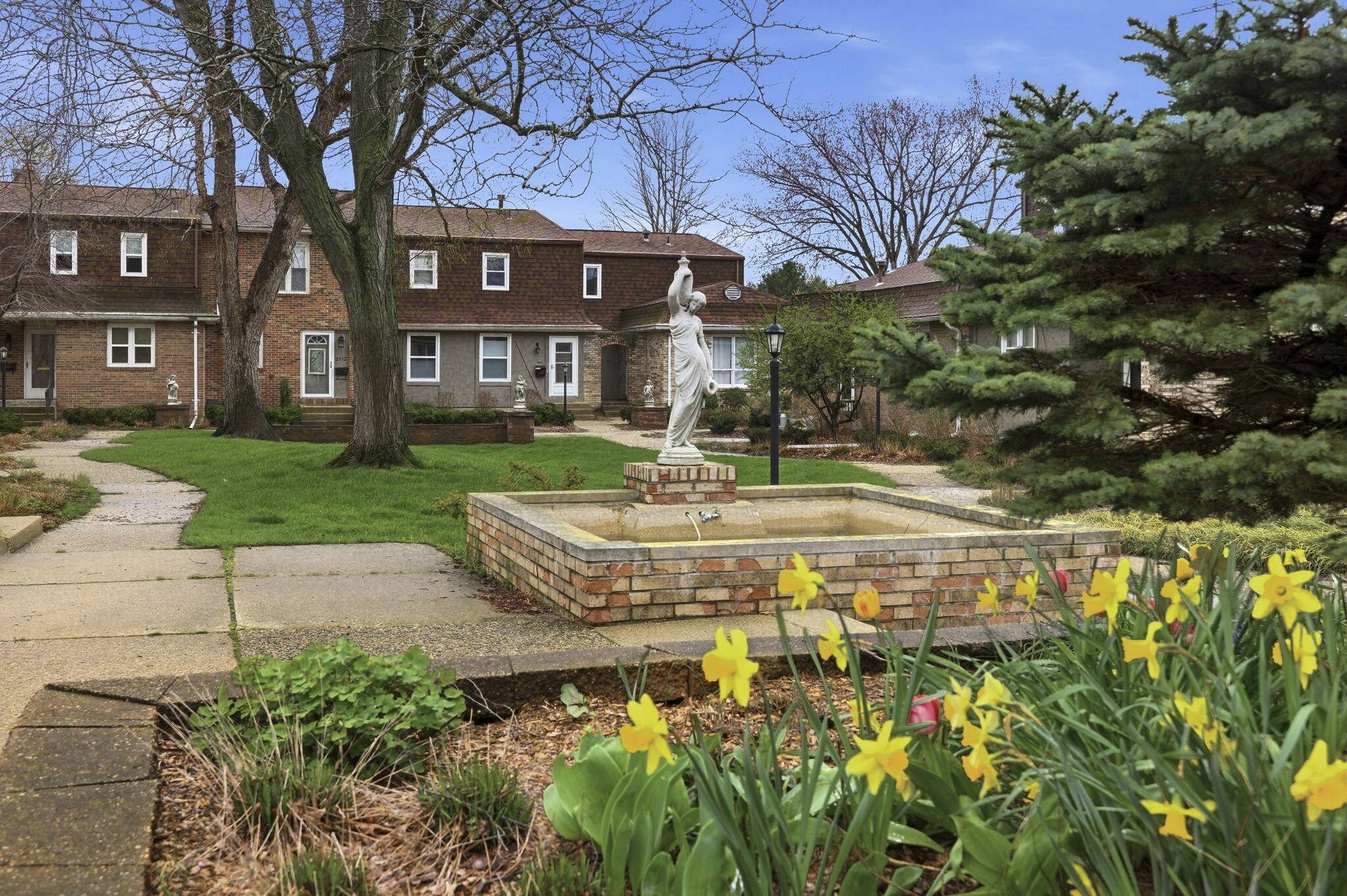 2533 Essex CT #38, St. Joseph Twp, MI 49085