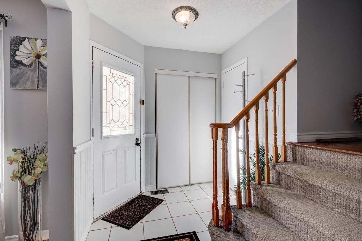 913 Dyer CT, Oshawa, ON L1K 1V9