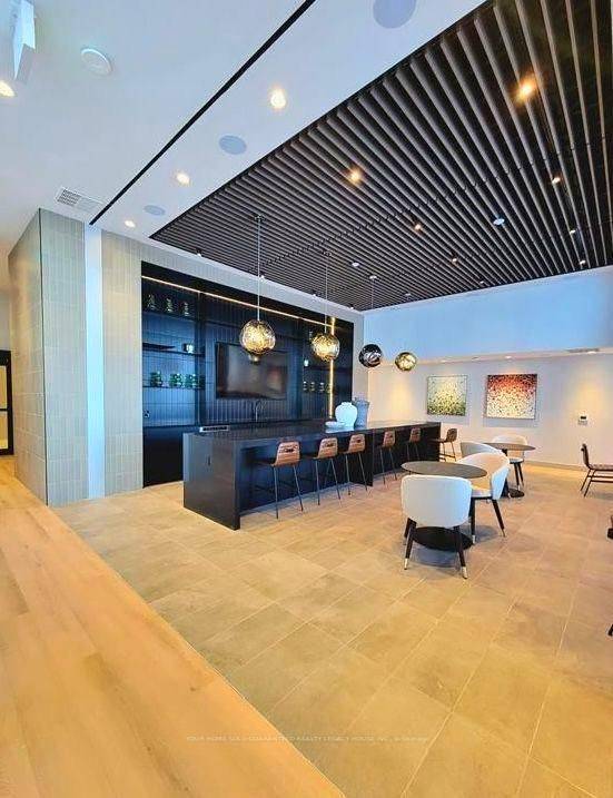 15 Skyridge DR #1206, Brampton, ON L6P 4S3