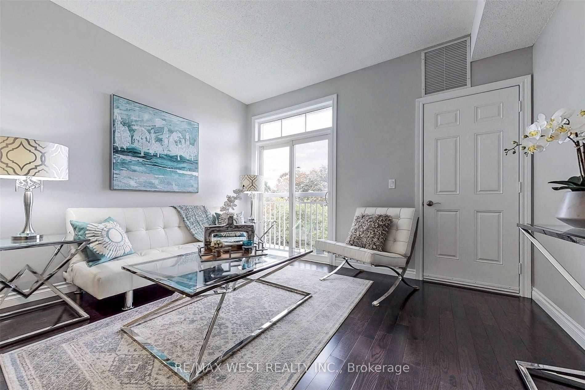 36 Gibson AVE #10, Toronto W04, ON M9N 0A5