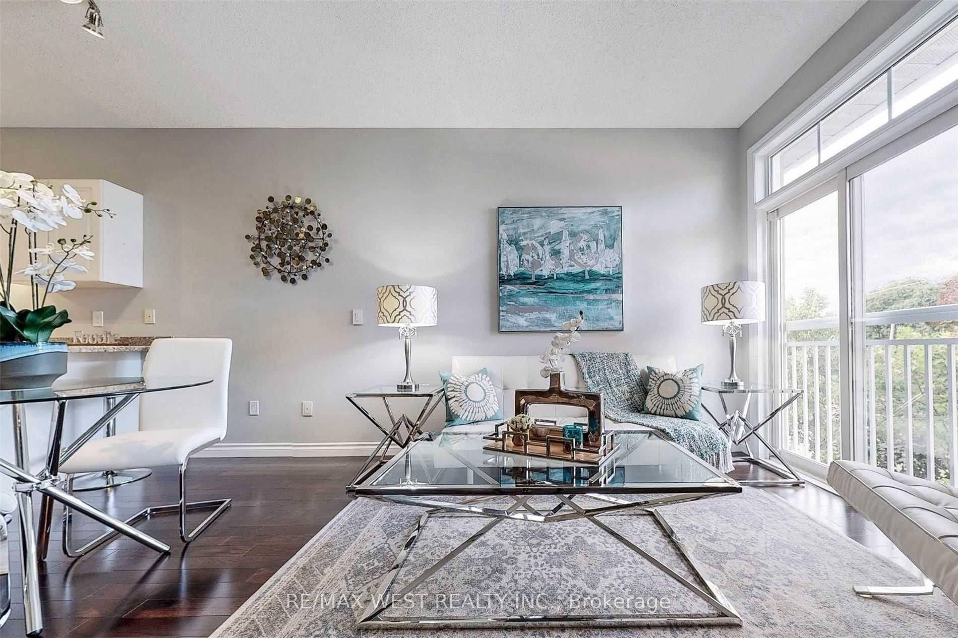 36 Gibson AVE #10, Toronto W04, ON M9N 0A5