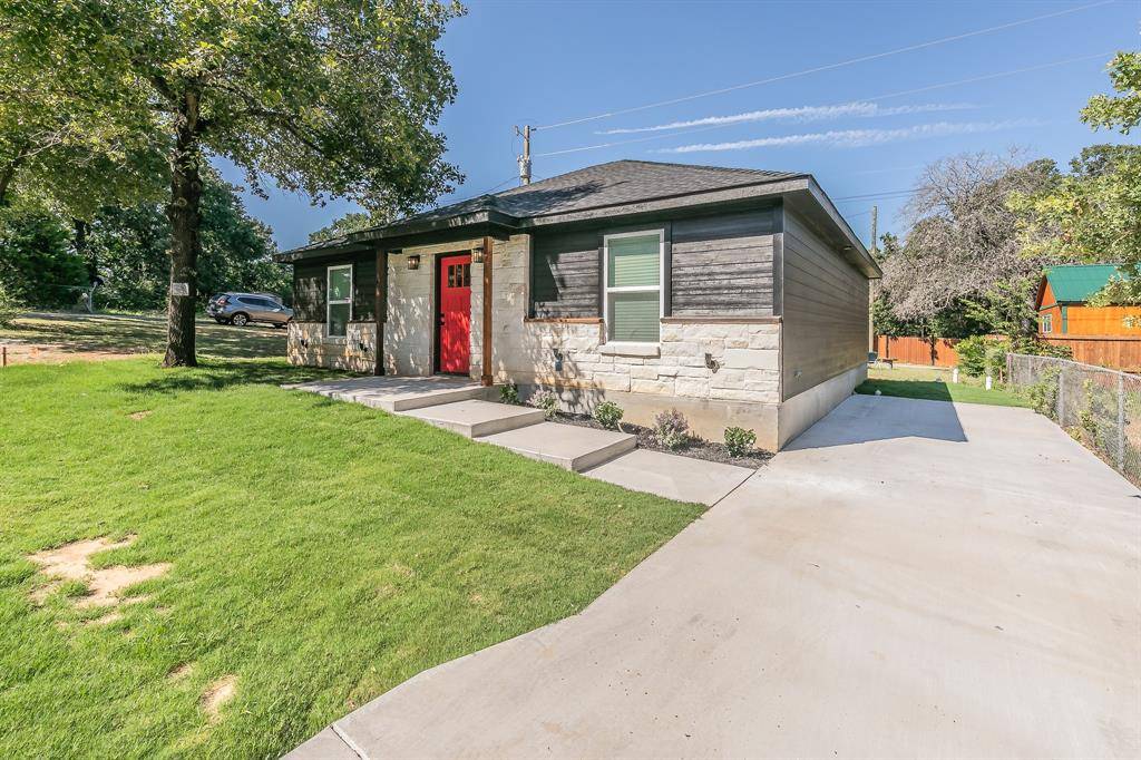 105 Red Oak Street, Alvarado, TX 76009